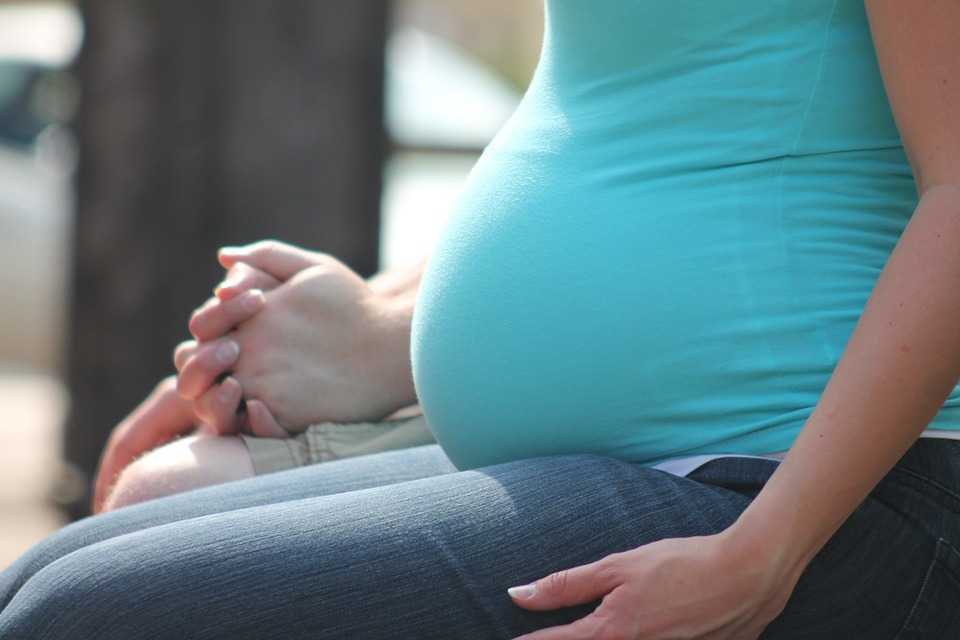 Femeile însărcinate vor beneficia de indemnizație, chiar dacă activează în perioada concediului de maternitate