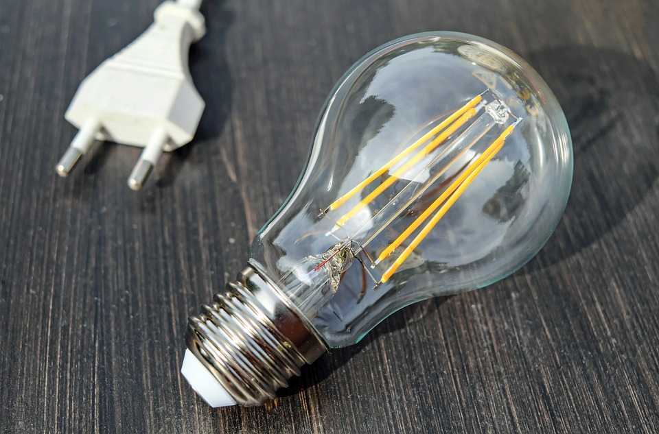 ANRE anunță când se va ieftini curentul electric