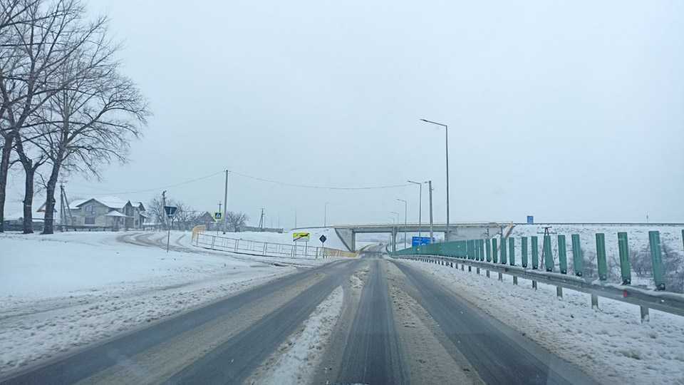 În mai multe regiuni ale țării, traficul se desfășoară în condiții de iarnă