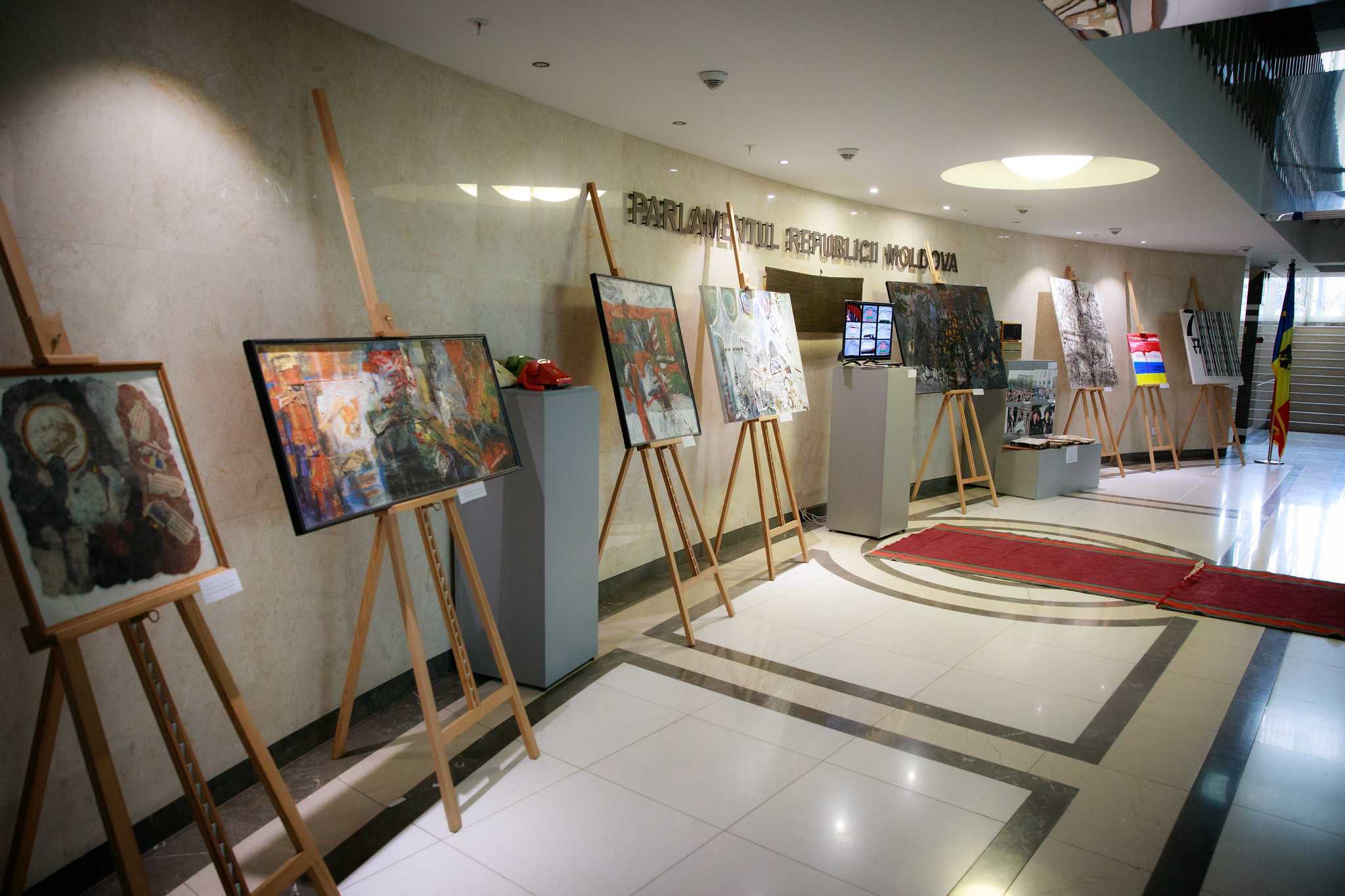 Parlamentul găzduiește o expoziție dedicată evenimentelor din 7 aprilie 2009