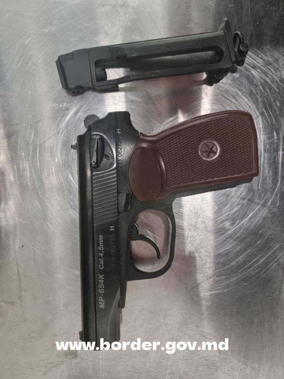 Monede și un pistol, descoperite în bagajele a doi călători