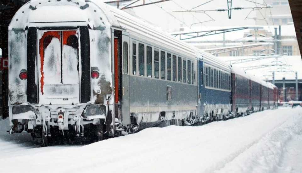 Trenul București - Chișinău a fost prins în troiene la granița dintre România și R.Moldova