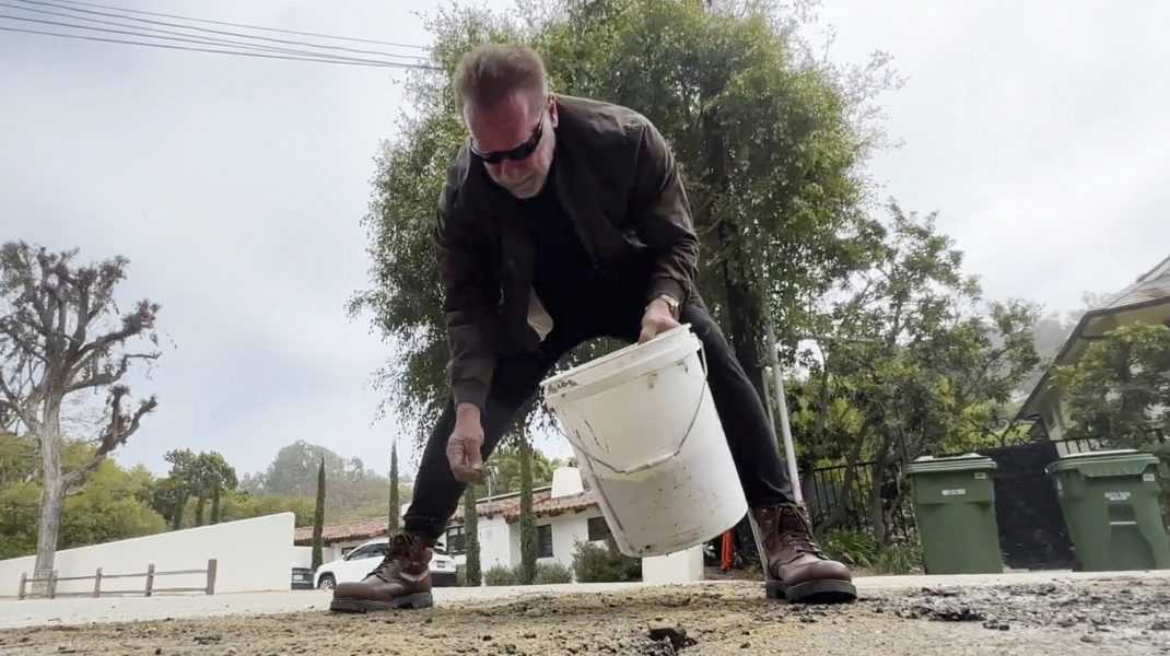 Arnold Schwarzenegger s-a apucat de reparat gropile din cartierul său