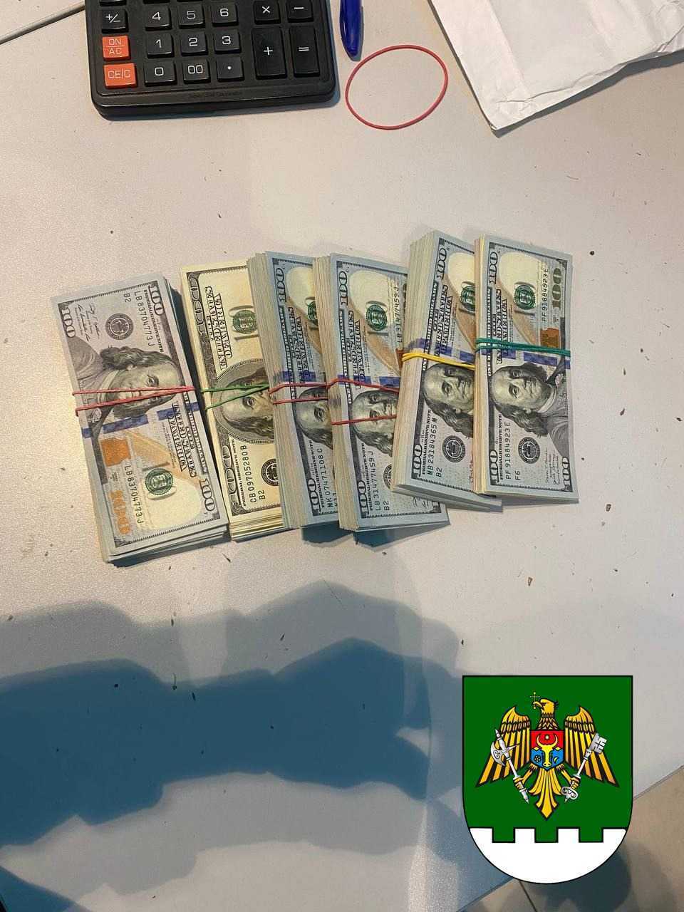 Un bărbat a încercat să treacă frontiera cu aproape 55 mii dolari nedeclarați