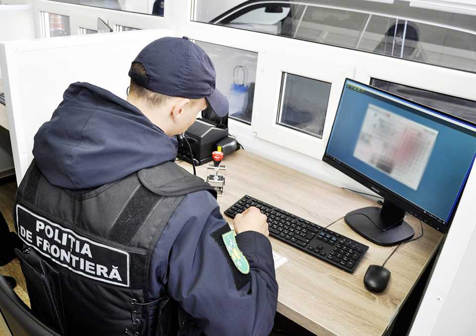 Trei documente cu semne de falsificare, ridicate în PTF Sculeni