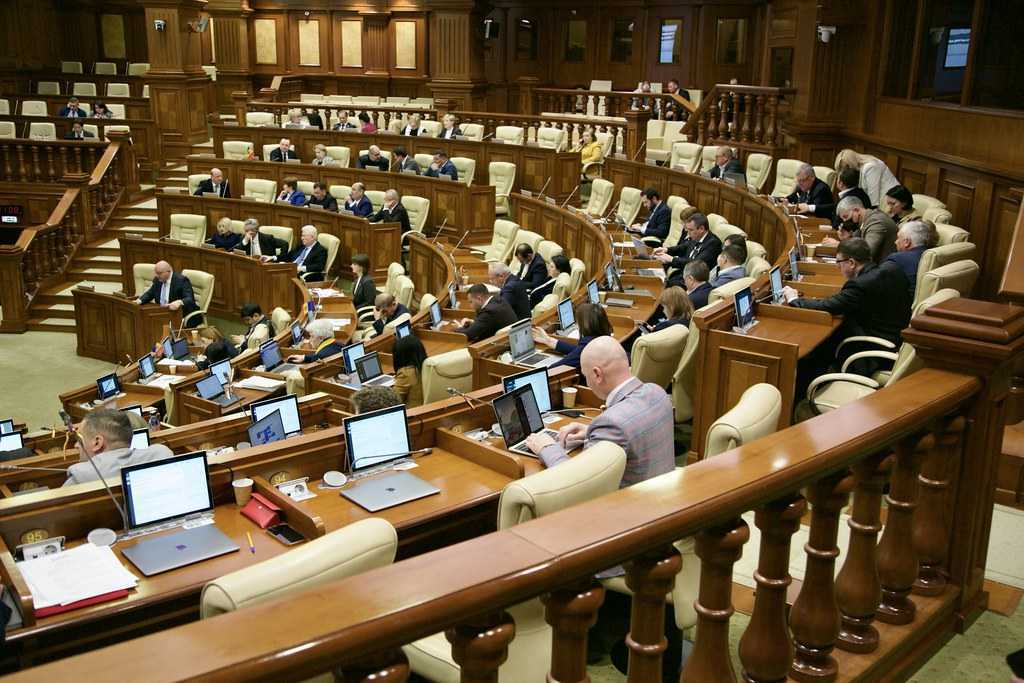 Componența unor comisii parlamentare permanente a fost modificată