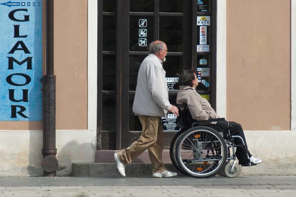 Vor fi reexaminate gradele de invaliditate atribuite pe viață