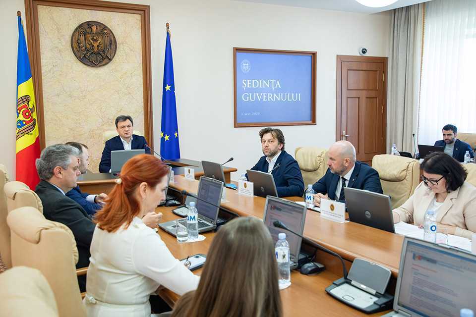 Autoritățile vor îmbunătăți condițiile pentru elevii din școli prin renovarea în fiecare an a blocurilor sanitare  