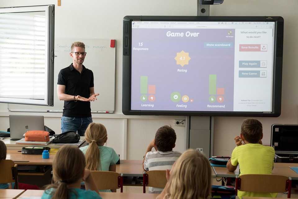 Tinerii specialiști în domeniul educației vor primi indemnizații mai mari