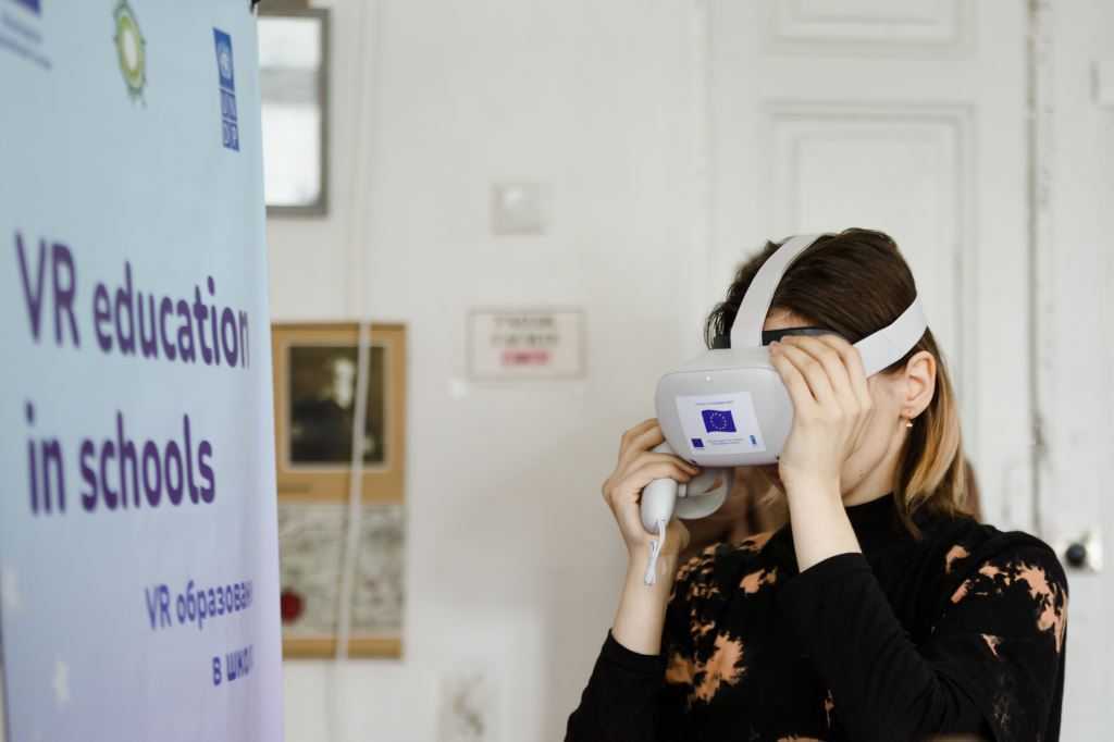 5 instituții de învățământ din stânga Nistrului vor utiliza ochelarii pentru realitate virtuală ca materiale didactice