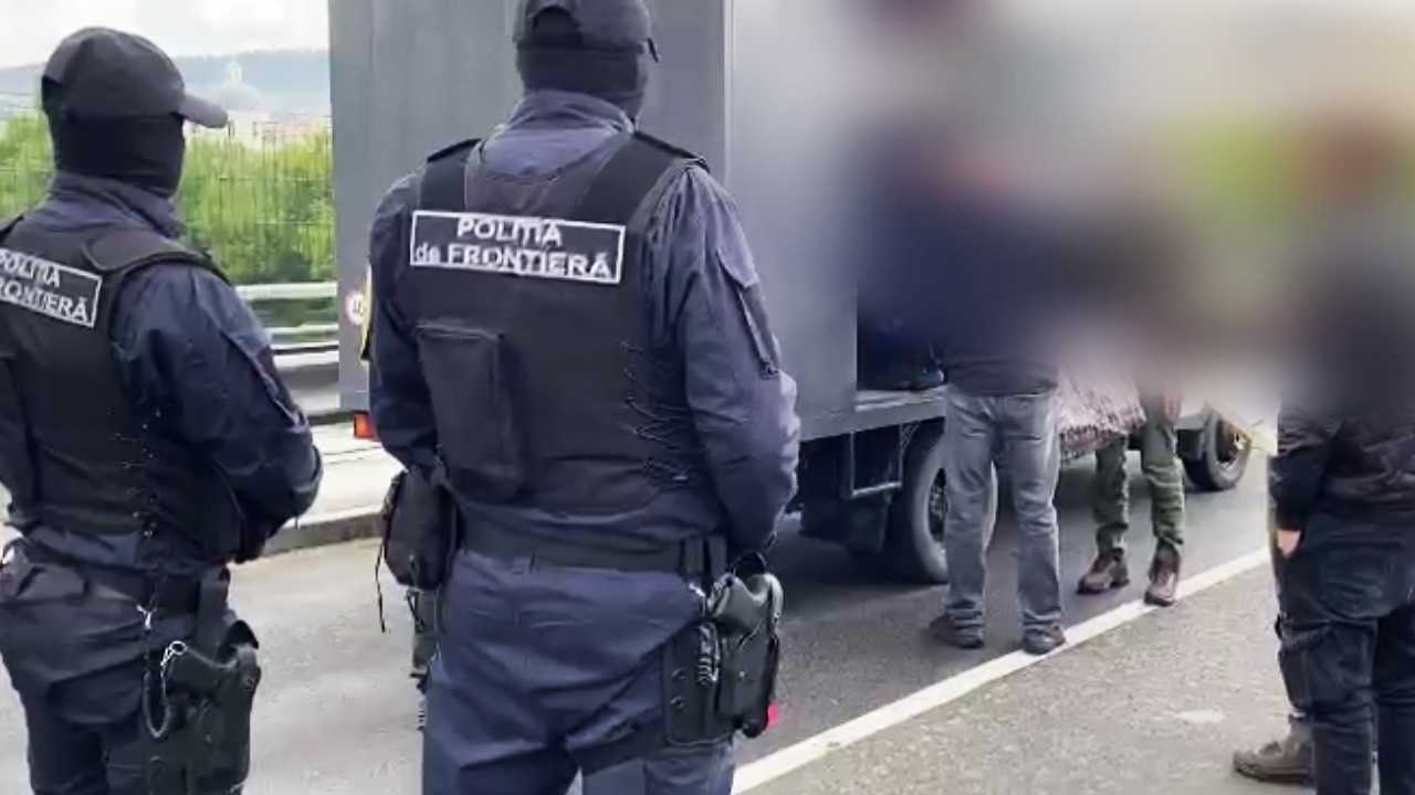 Un condamnat pentru 20 de ani la pușcărie, extrădat / VIDEO