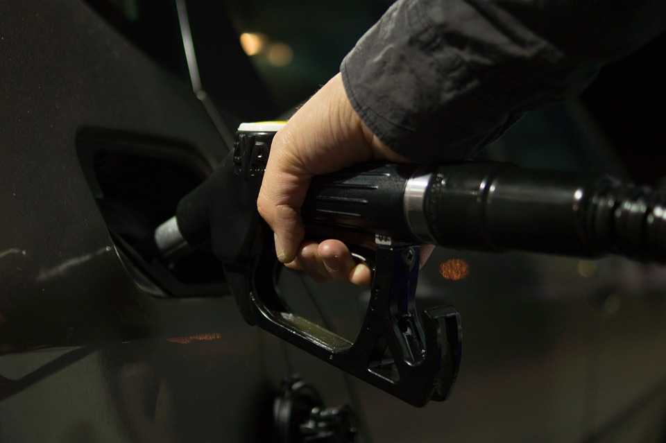 Spectaculos: Prețurile la benzină și motorină atestă o ușoară scădere