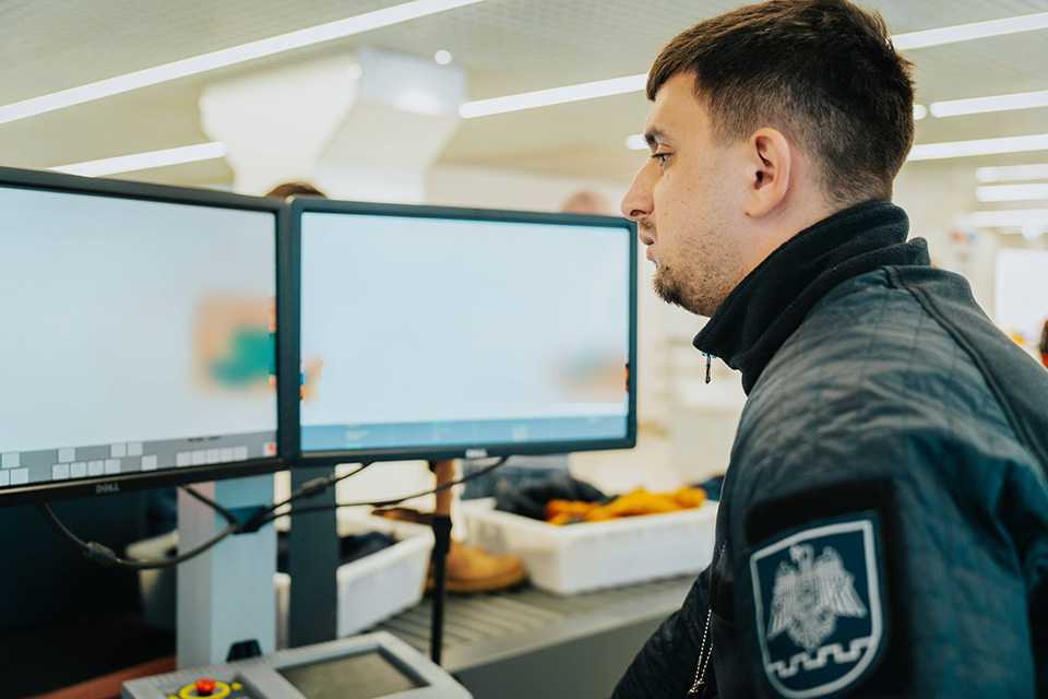 SPF Aeroportul Internațional Chișinău, ridicate un act falsificat și 200 de cartușe