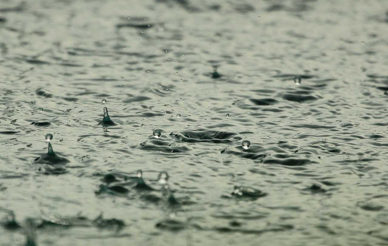 Ploi cu descărcări electrice și maxime de până la 28°C. Prognoza meteo