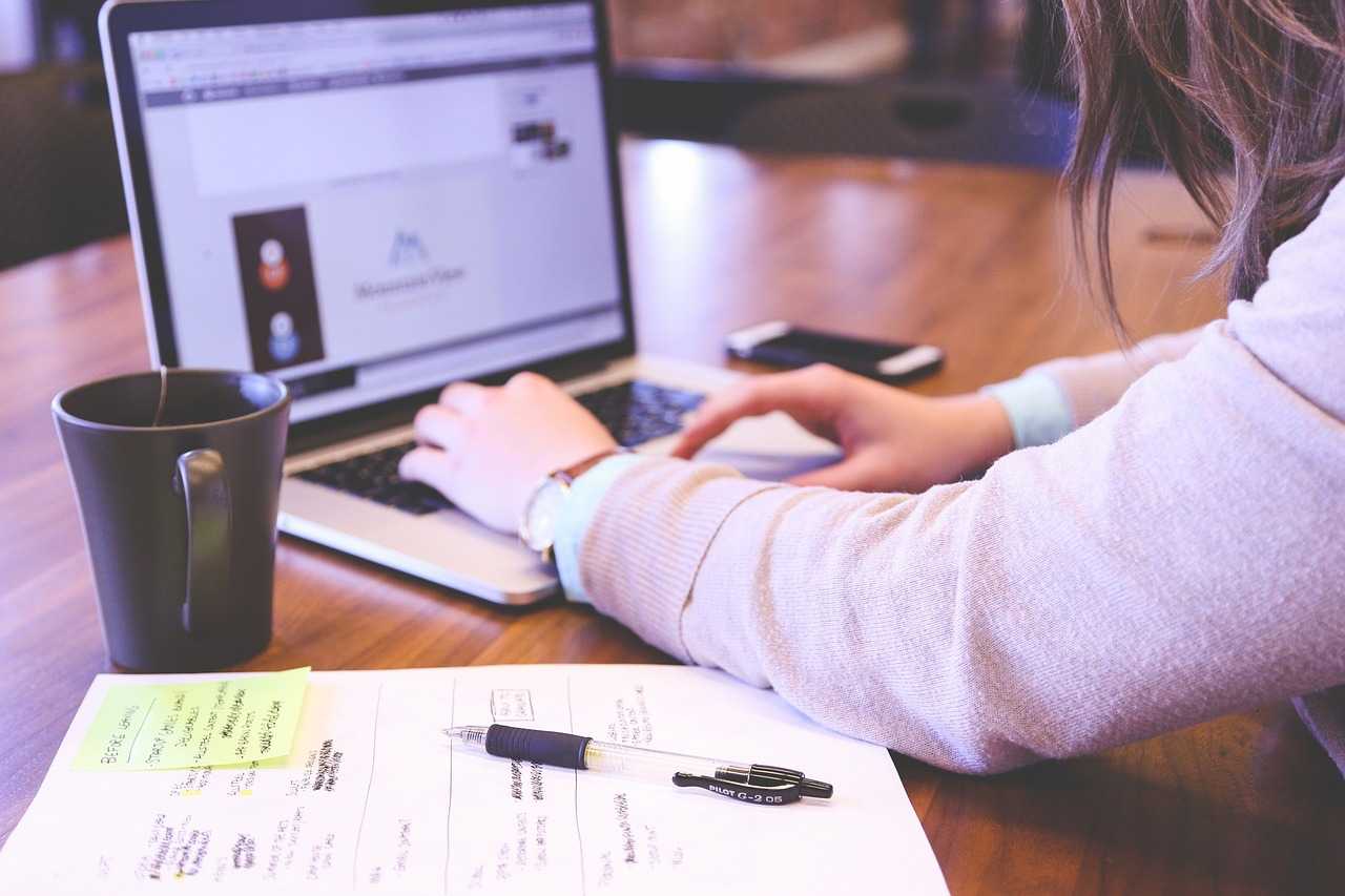 400.000 de persoane fizice sunt implicate în activităţi de videochat în România