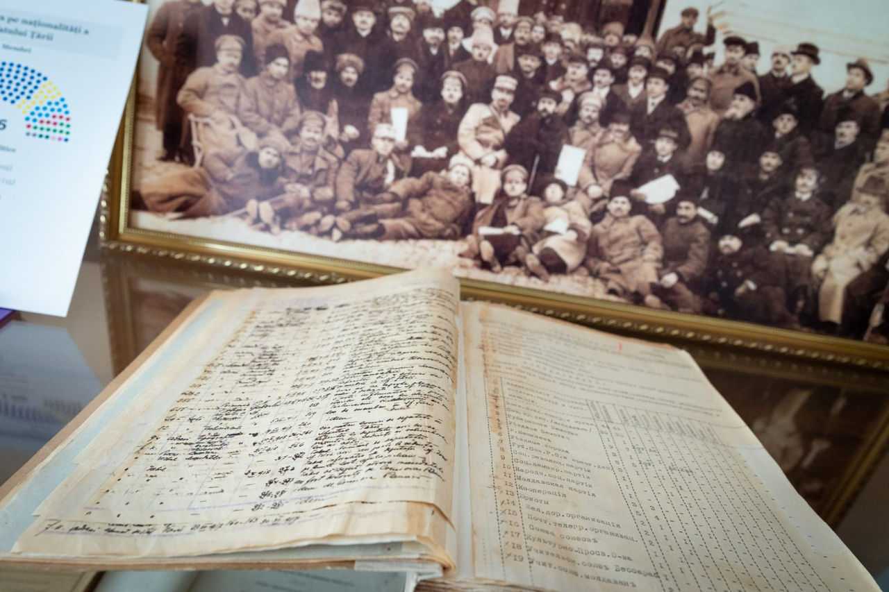 Parlamentul găzduiește expoziția Sfatul Țării - file de istorie