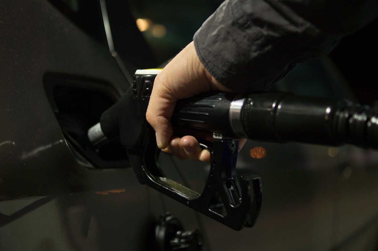 Benzina se scumpește cu 4 bani, litrul de motorină rămâne la același preț