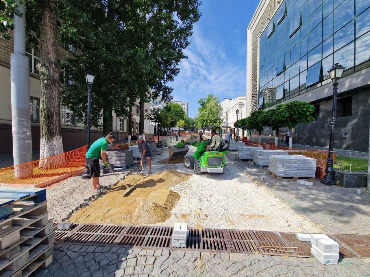 Ion Ceban: Au început lucrările de amenajare a pianului de pe strada pietonală Eugen Doga