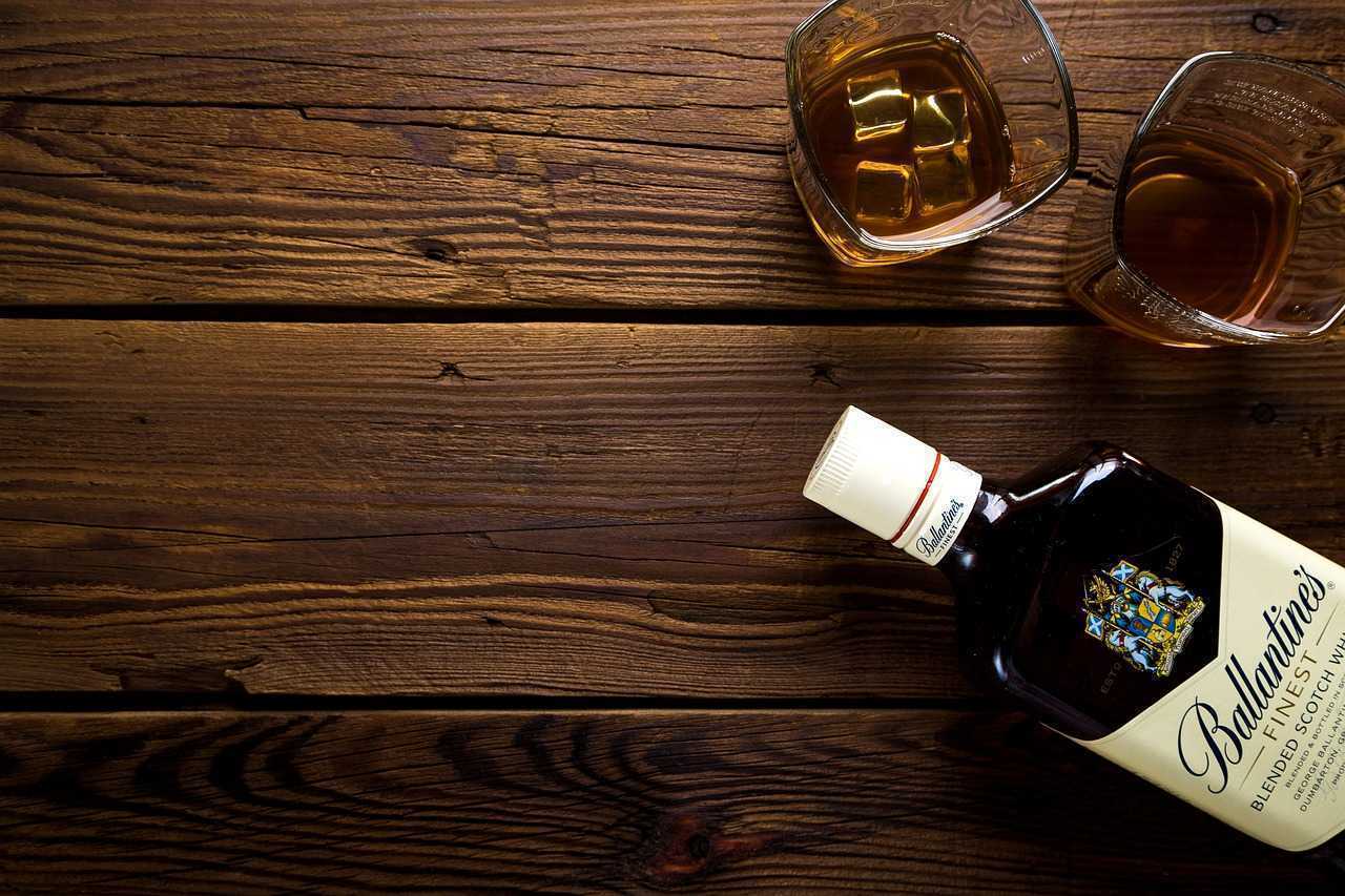Cum să bei corect whisky, vara, pentru a te bucura de gustul și aroma sa