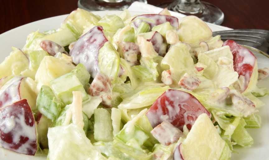 Salata Waldorf este perfectă pentru weekend. Începem să o preparăm de vineri
