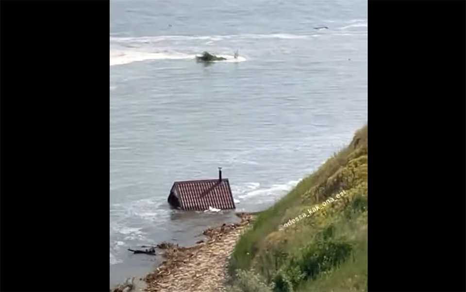 La Odesa, în mare plutesc frigidere, canapele și case / VIDEO