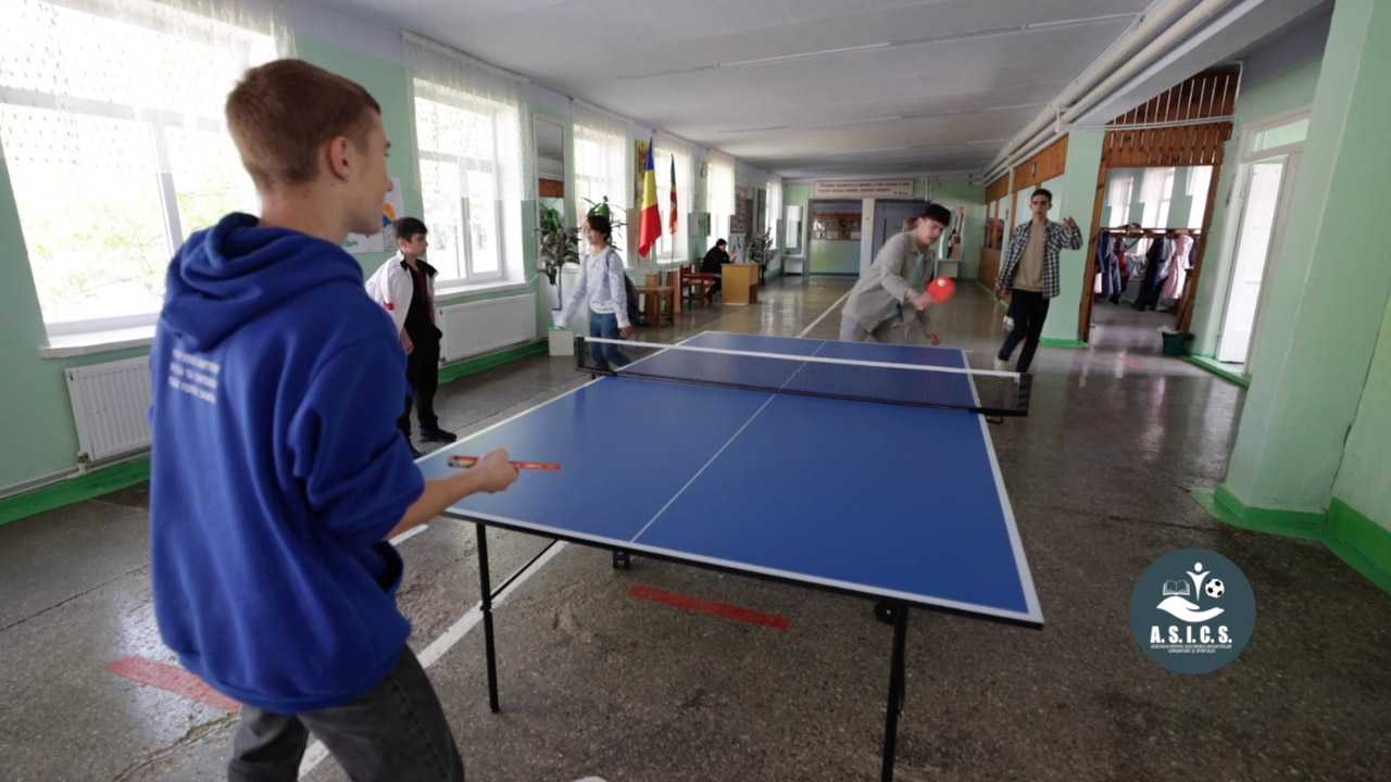 ”Sportul începe din școală”: Asociația A.S.I.C.S. a oferit inventar sportiv pentru 10 instituții de învățământ