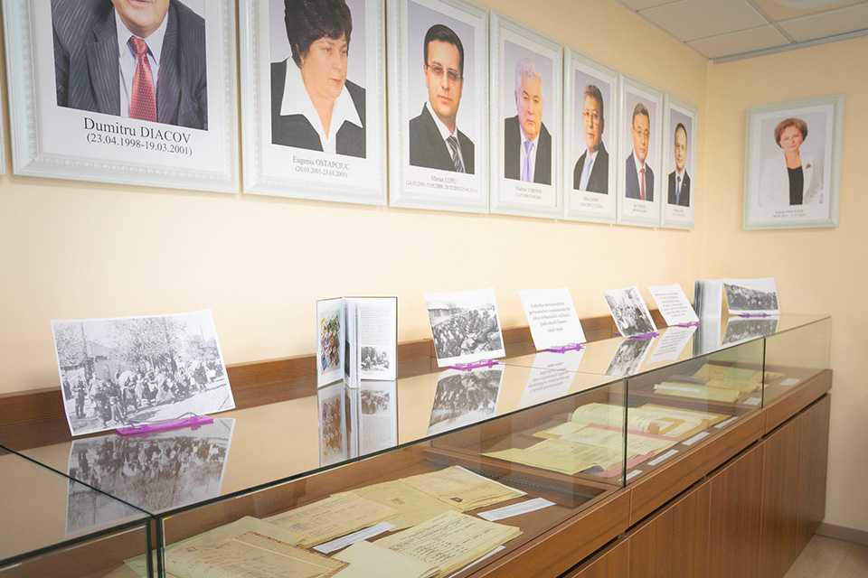 Expoziția de documente și fotografii de arhivă „Calvarul deportărilor”, găzduită de Parlament