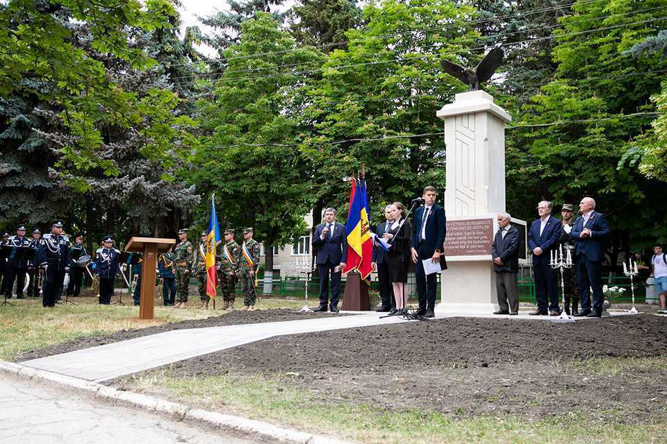 În orașul Sângerei a fost inaugurat Monumentul în memoria victimelor deportărilor regimului totalitar comunist