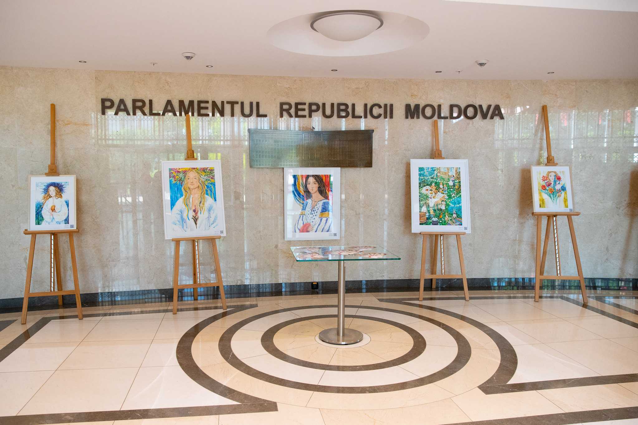 Parlamentul găzduiește expoziția de pictură „Femei în Ie”, semnată de Aliona Bereghici / VIDEO