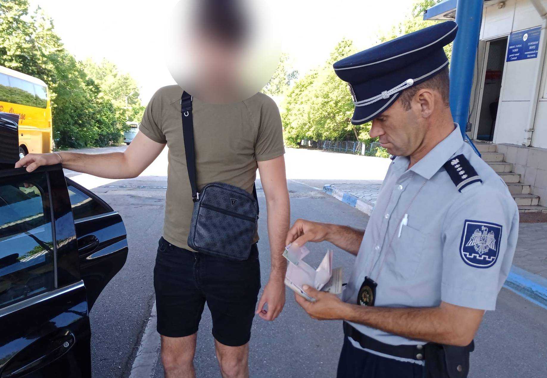 Acte românești cu semne de falsificare, depistate la PTF Costești