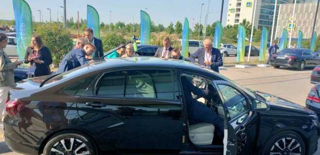 Noul autovehicul al AvtoVAZ nu a putut fi pornit chiar la forumul la care a vorbit Putin / VIDEO