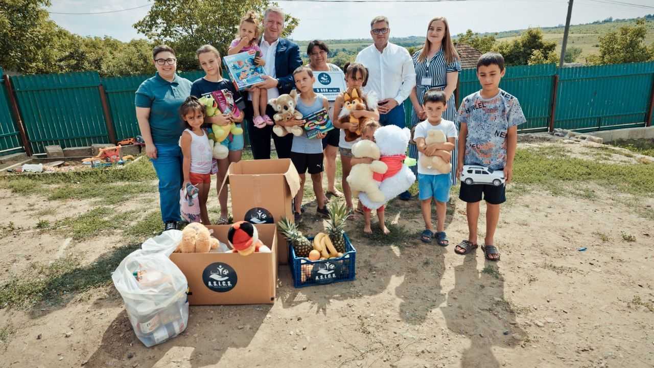 Organizatorii campaniei ”Donează o jucărie, dăruiește un zâmbet” au vizitat o mamă care crește singură 7 copii / VIDEO
