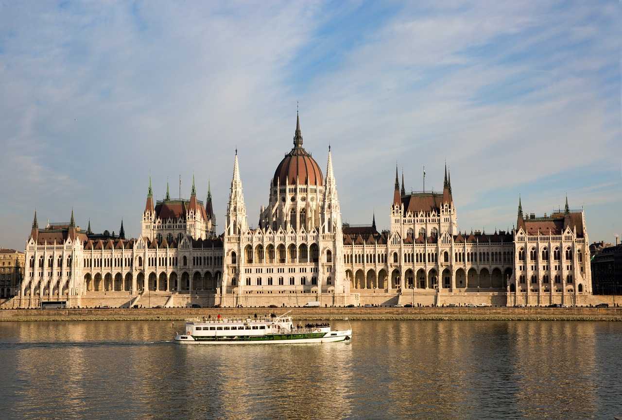 Budapesta vrea să construiască un tunel feroviar pe sub Dunăre