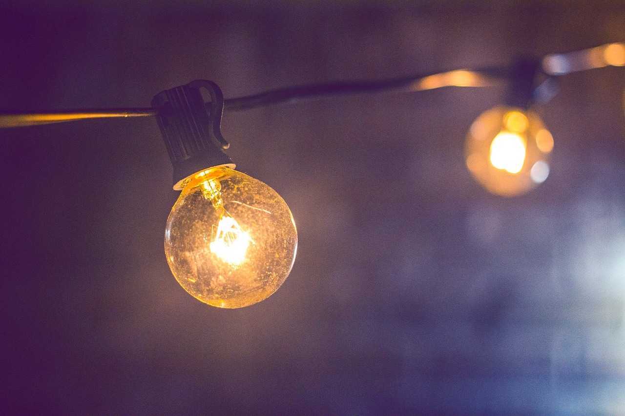Plătim mai puțin pentru energia electrică