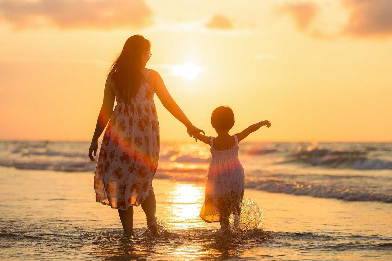 De ce fetele se bronzează în solarii înainte de a pleca la mare