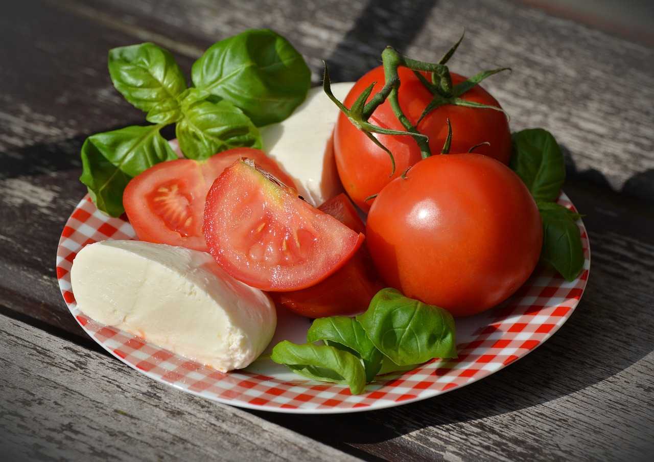 Ce salate răcoritoare și savuroase se recomandă de consumat vara  