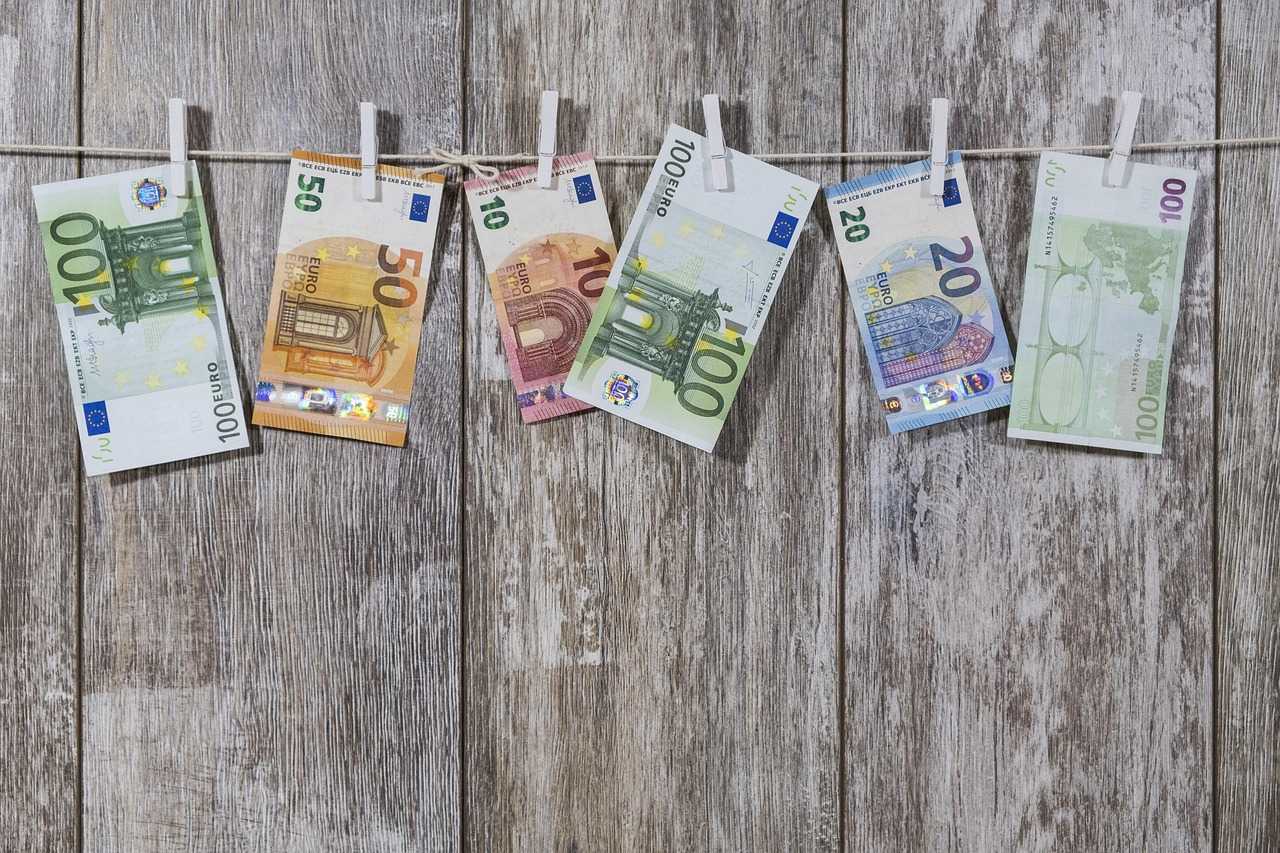 Companiile își vor distribui dividendele exclusiv prin transfer bancar