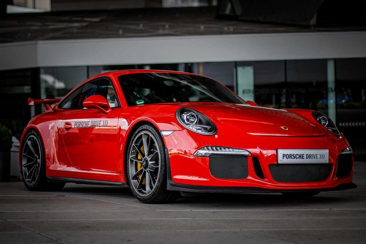 Porsche își electrifică mașinile, dar modelul celebru 911 rămâne pe combustie