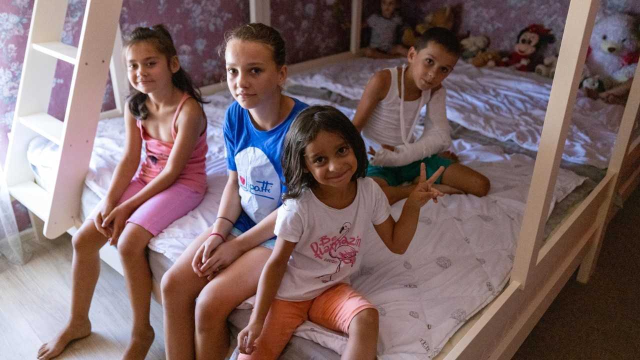 A.S.I.C.S.: Mama solitară cu 8 copii din Goianul Nou a primit noi daruri / VIDEO