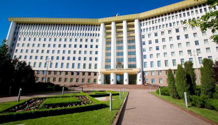 Parlamentul se convoacă în sesiune extraordinară