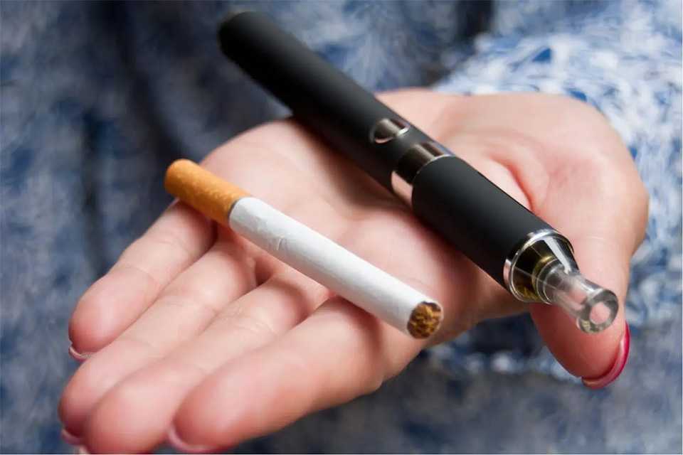 Studiu: Ţigările electronice contribuie la renunţarea la fumat