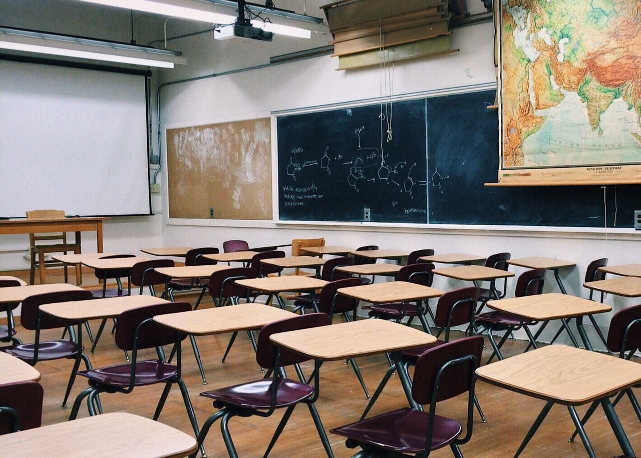 Guvernul planifică să majoreze salariile profesorilor cu 15 %