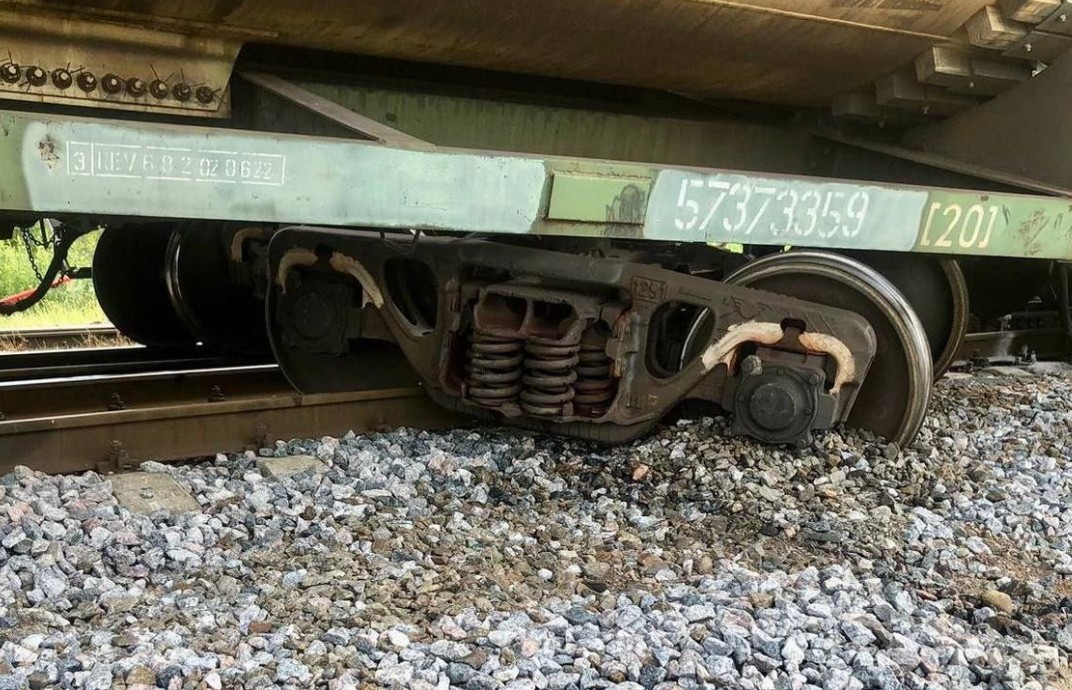 Incident feroviar în sudul Moldovei: cinci vagoane încărcate cu pietriș au deraiat
