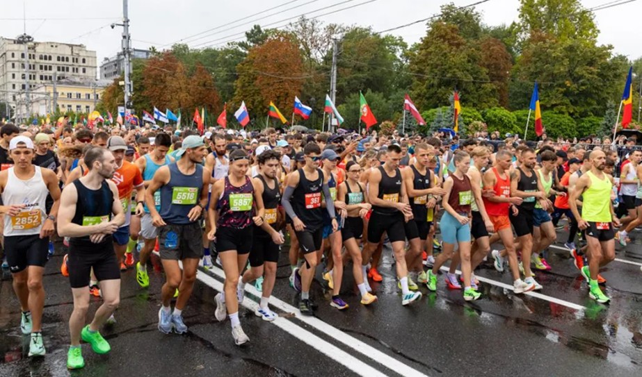Ploaie, frig și peste 10.000 de alergători: Chișinău Marathon 2026 a adunat participanți din 60 de țări