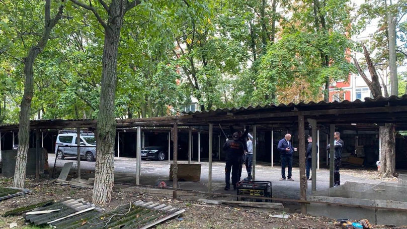 Parcarea neautorizată de pe strada Alba Iulia, demontată de autoritățile municipale