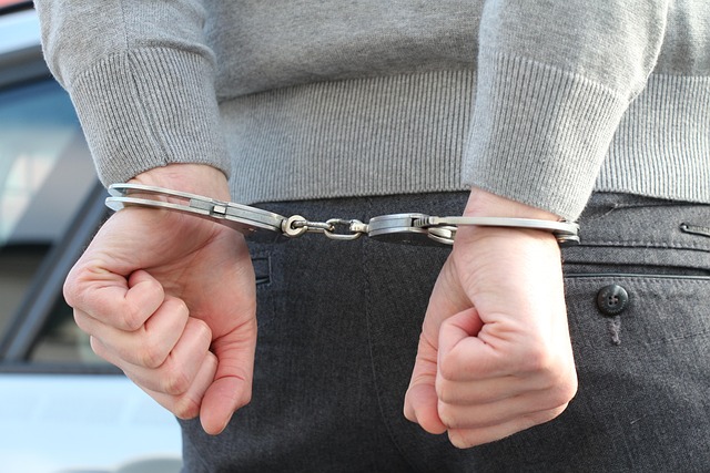 Mii de euro și dolari ar fi dispărut din banii unui reținut. Trei polițiști, trimiși în judecată
