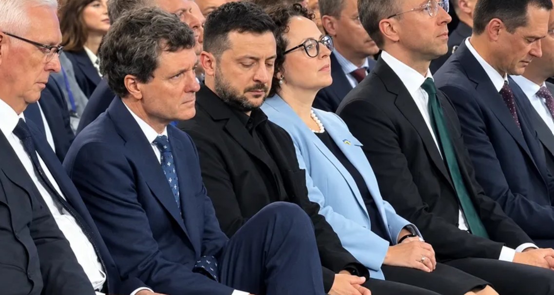 Președintele României și-a ridicat pantalonii în timpul summitului. Zelenski a urmărit scena cu surprindere