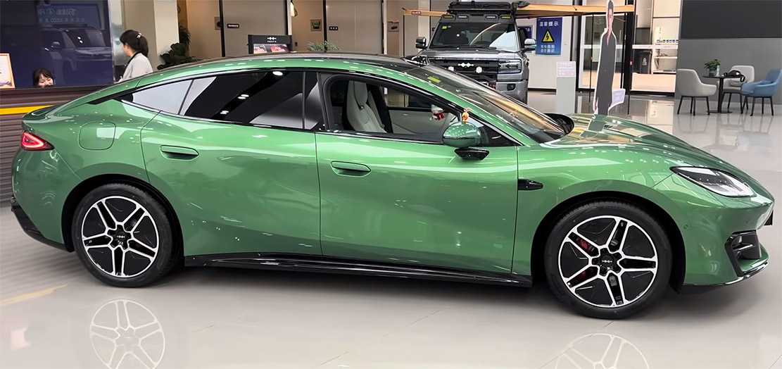 BYD scoate pe piață un nou rival pentru Tesla Model 3: autonomie declarată de până la 900 km, de la 27.900 de dolari