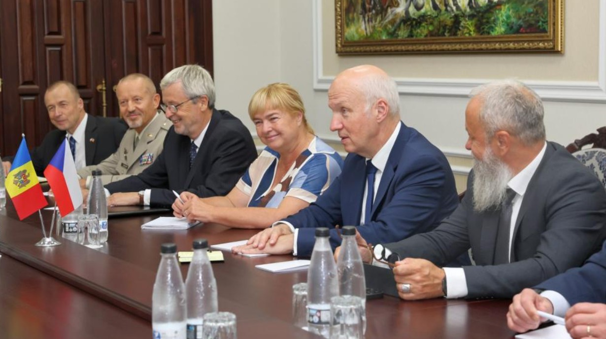 Cooperarea moldo-cehă în apărare, pe masa discuțiilor dintre Anatolie Nosatîi și Pavel Fischer