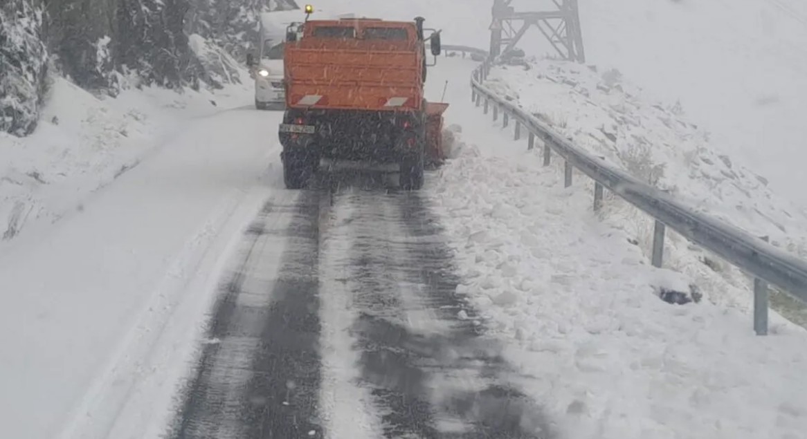 Peisaj de iarnă pe Transfăgărășan: zăpadă abundentă și intervenții ale drumarilor